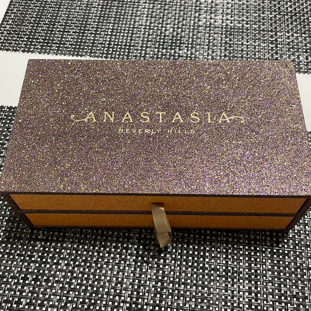 Anastasia duo pallet box with modern renaissance and soft glam